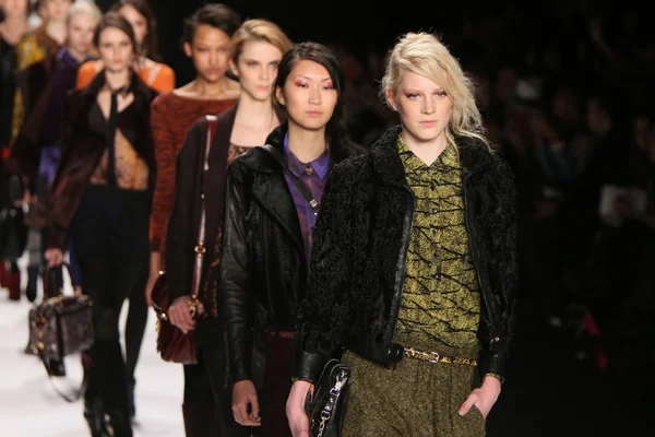 NEW YORK - FEBRUARY 10: A Models walk runway for Rebecca Minkoff Fall Winter 2012 presentation in Lincoln Center during New York Fashion Week on February 10, 2012 — Stock Photo, Image