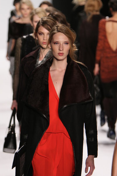 NOVA IORQUE - FEVEREIRO 10: Uma pista de caminhada Modelos para Rebecca Minkoff Outono Inverno 2012 apresentação no Lincoln Center durante a New York Fashion Week em fevereiro 10, 2012 — Fotografia de Stock