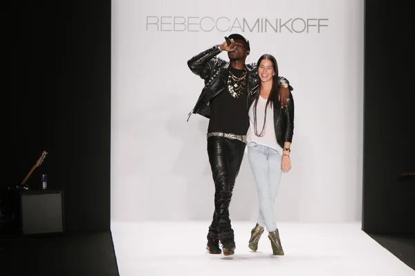 Nowy Jork, ny - 10 lutego: raper Teofil Londyn i projektant rebecca minkoff chodzić na pas startowy na pokaz mody jesień 2012 minkoff rebecca podczas mbfw w lincoln center — Zdjęcie stockowe