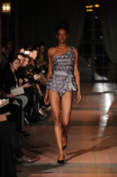 NEW YORK, NY - FEBRUARY 10: Model walks the runway at the Victor de Souza Fall Winter 2012 fashion show during Mercedes-Benz Fashion Week at Bowery hotel on February 10, 2012 — Stock Photo, Image