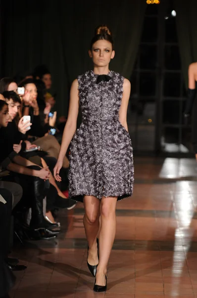 NUEVA YORK, NY - 10 DE FEBRERO: Modelo camina por la pasarela en el desfile de moda Victor de Souza Otoño Invierno 2012 durante la Semana de la Moda Mercedes-Benz en el hotel Bowery el 10 de febrero de 2012 — Foto de Stock