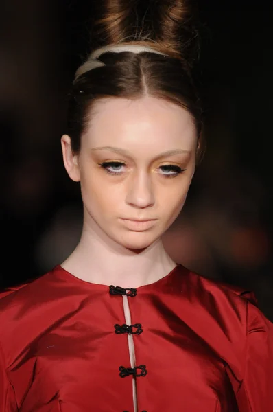 뉴욕, 뉴욕-2 월 10 일: 모델 2012 년 2 월 10 일에 보 웨 리가입니다 호텔에서 빅터 드 수 자가 겨울 2012 패션 쇼에서 메르세데스-벤츠 패션 위 크 기간 동안 활주로 걸어 — 스톡 사진