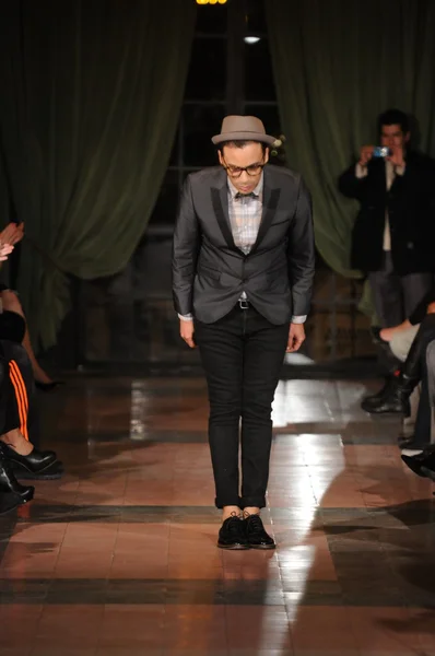 NUEVA YORK, NY - 10 DE FEBRERO: El diseñador Victor de Souza camina por la pasarela en el desfile de moda Victor de Souza Otoño Invierno 2012 durante la Semana de la Moda Mercedes-Benz en el hotel Bowery el 10 de febrero de 2012 —  Fotos de Stock