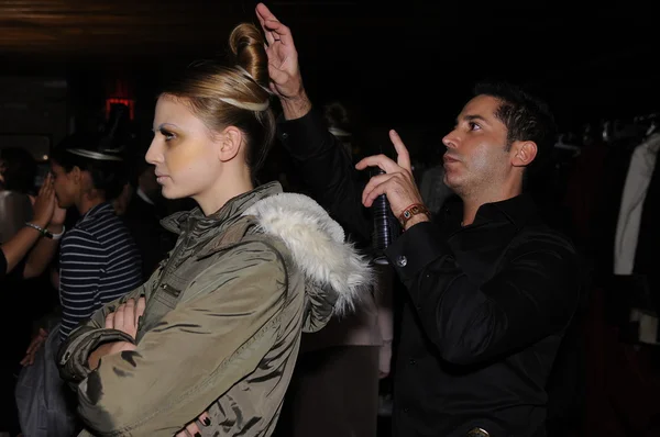 NUEVA YORK, NY - 10 DE FEBRERO: Modelo preparándose para Victor de Souza Otoño Invierno 2012 desfile de moda durante Mercedes-Benz Semana de la Moda en Bowery hotel Terraza en febrero 10, 2012 — Foto de Stock