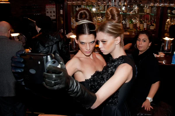 NEW YORK, NY - FEBRUARY 10: Model getting ready for Victor de Souza Fall Winter 2012 fashion show during Mercedes-Benz Fashion Week at Bowery hotel Terrace — Stock Photo, Image