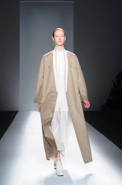 NUEVA YORK - 10 DE FEBRERO: Una modelo camina por la pasarela para la presentación de Parkchoonmoo Otoño Invierno 2012 en el Lincoln Center durante la Semana de la Moda de Nueva York el 10 de febrero de 2012 en Nueva York —  Fotos de Stock