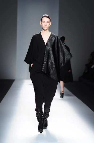 NEW YORK - FEBRUARY 10: A Model walks runway for Parkchoonmoo Fall Winter 2012 presentation in Lincoln Center during New York Fashion Week on February 10, 2012 in NY — Stock Photo, Image