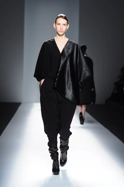 NEW YORK - FEBRUARY 10: A Model walks runway for Parkchoonmoo Fall Winter 2012 presentation in Lincoln Center during New York Fashion Week on February 10, 2012 in NY — Stock Photo, Image