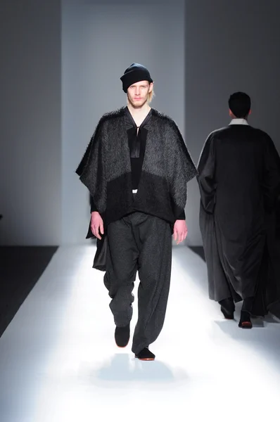 NEW YORK - FEBRUARY 10: A Model walks runway for Parkchoonmoo Fall Winter 2012 presentation in Lincoln Center during New York Fashion Week on February 10, 2012 in NY — Stock Photo, Image