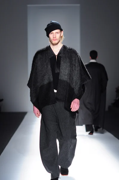 NEW YORK - FEBRUARY 10: A Model walks runway for Parkchoonmoo Fall Winter 2012 presentation in Lincoln Center during New York Fashion Week on February 10, 2012 in NY — Stock Photo, Image