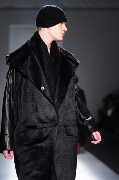 NEW YORK - FEBRUARY 10: A Model walks runway for Parkchoonmoo Fall Winter 2012 presentation in Lincoln Center during New York Fashion Week on February 10, 2012 in NY — Stock Photo, Image