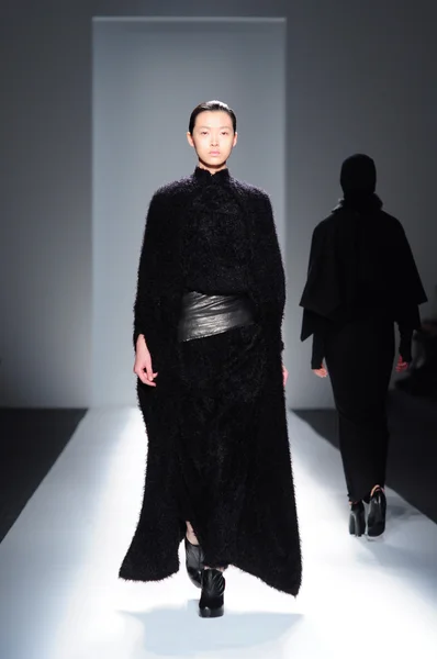 NEW YORK - FEBRUARY 10: A Model walks runway for Parkchoonmoo Fall Winter 2012 presentation in Lincoln Center during New York Fashion Week on February 10, 2012 in NY — Stock Photo, Image