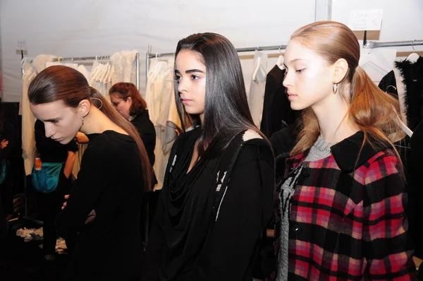 NEW YORK - 10 FÉVRIER : A Models get ready backstage for Parkchoonmoo Fall Winter 2012 presentation in Lincoln Center during New York Fashion Week on February 10, 2012 — Photo