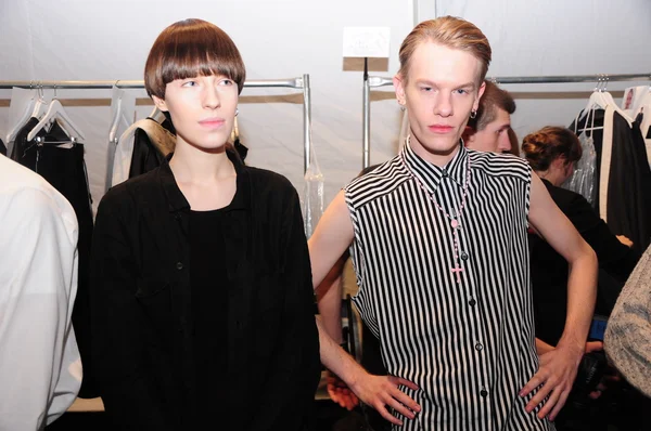 NEW YORK - FEBRUARY 10: A Models get ready backstage for Parkchoonmoo Fall Winter 2012 presentation in Lincoln Center during New York Fashion Week on February 10, 2012 — Stock Photo, Image