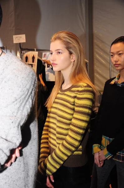 NEW YORK - FEBRUARY 10: A Model gets ready backstage for Parkchoonmoo Fall Winter 2012 presentation in Lincoln Center during New York Fashion Week on February 10, 2012 — Stock Photo, Image