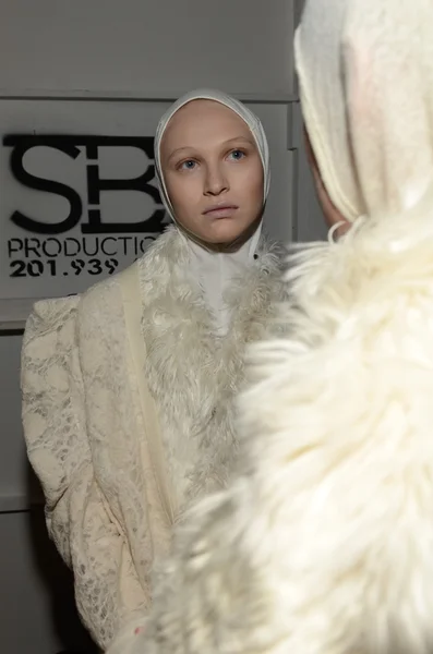 NEW YORK - FEBRUARY 10: A Model gets ready backstage for Parkchoonmoo Fall Winter 2012 presentation in Lincoln Center during New York Fashion Week on February 10, 2012 — Stock Photo, Image