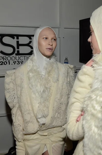 NUEVA YORK - 10 DE FEBRERO: Una Modelo se prepara entre bastidores para la presentación de Parkchoonmoo Otoño Invierno 2012 en el Lincoln Center durante la Semana de la Moda de Nueva York el 10 de febrero de 2012 —  Fotos de Stock