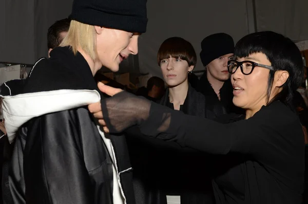 New York - 10 februari: Designer Choonmoo Park (R) får backstage för Parkchoonmoo hösten vintern 2012 presentation i Lincoln Center under New York Fashion Week — Stockfoto