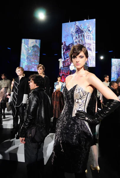 New york - Şubat 10: modelleri pozlar katya leonovich, lincoln Merkezi kutusunda new York'ta kış 2012 tanıtımı 15 Şubat 2012 tarihinde new york moda haftasında düşmek — Stok fotoğraf