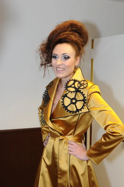 Moskau - 21. märz: ein model bereitet sich backstage auf sabina gorelik präsentation im wtc während der mercedes-benz fashion week am 21. märz 2012 in moskau vor — Stockfoto