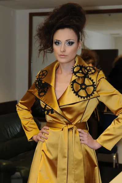 Moskau - 21. märz: ein model bereitet sich backstage auf sabina gorelik präsentation im wtc während der mercedes-benz fashion week am 21. märz 2012 in moskau vor — Stockfoto