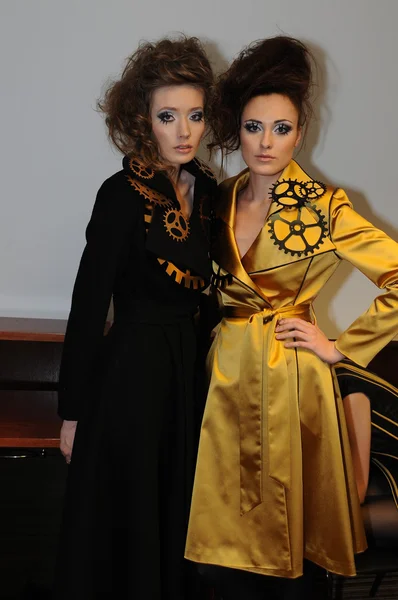 Moskou - 21 maart: een modellen krijgen klaar achter de schermen voor sabina gorelik fall winter 2012 presentatie in wtc tijdens de mercedes-benz fashionweek op 21 maart 2012 in Moskou — Stockfoto