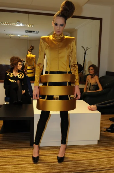 MOSCOU - 21 MARS : Un mannequin se prépare en coulisses pour la présentation de Sabina Gorelik Automne Hiver 2012 au WTC lors de la Fashion Week Mercedes-Benz le 21 mars 2012 à Moscou — Photo