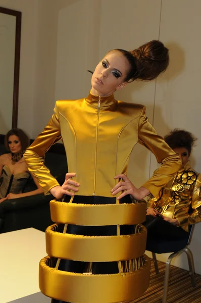 MOSCOU - 21 MARS : Un mannequin se prépare en coulisses pour la présentation de Sabina Gorelik Automne Hiver 2012 au WTC lors de la Fashion Week Mercedes-Benz le 21 mars 2012 à Moscou — Photo