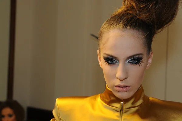 MOSCOW - MARCH 21: A Model gets ready backstage for Sabina Gorelik Fall Winter 2012 presentation in WTC during Mercedes-Benz Fashion Week on March 21, 2012 in Moscow — Stock Photo, Image