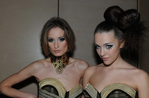 Moskau - 21. märz: models machen sich backstage bereit für sabina gorelik herbst winter 2012 präsentation in wtc während der mercedes-benz fashion week am 21. märz 2012 in moskau — Stockfoto