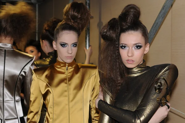 MOSCOU - 21 MARS : A Models get ready backstage for Sabina Gorelik Fall Winter 2012 presentation in WTC during Mercedes-Benz Fashion Week on March 21, 2012 in Moscow — Photo