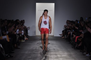 New york - 9 Eylül: model mercedes-benz moda haftası 9 Eylül 2012 parke & ronen ilkbahar yaz 2012 koleksiyonu sunu pist yürür