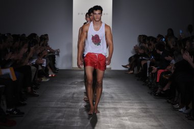 New york - 9 Eylül: model mercedes-benz moda haftası 9 Eylül 2012 parke & ronen ilkbahar yaz 2012 koleksiyonu sunu pist yürür