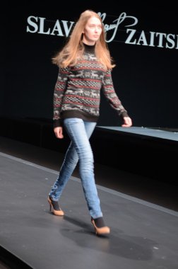 Moskova - 21 Mart: manken slava zaitsev sonbahar kış 2012 tanıtım için prova wtc mercedes-benz moda haftası sırasında 21 Mart 2012, Moskova, Rusya yürür