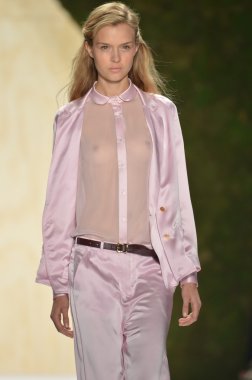 New york - 10 Eylül: model adam ilkbahar yaz 2012 koleksiyonu sunum sırasında mercedes-benz moda haftası 10 Eylül 2011 tarihinde new York'ta pist yürür.