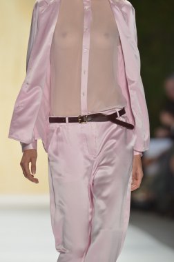 New york - 10 Eylül: model adam ilkbahar yaz 2012 koleksiyonu sunum sırasında mercedes-benz moda haftası 10 Eylül 2011 tarihinde new York'ta pist yürür.