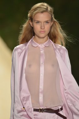 New york - 10 Eylül: model adam ilkbahar yaz 2012 koleksiyonu sunum sırasında mercedes-benz moda haftası 10 Eylül 2011 tarihinde new York'ta pist yürür.