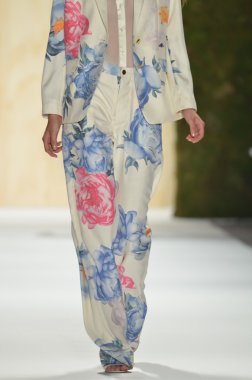 New york - 10 Eylül: model adam ilkbahar yaz 2012 koleksiyonu sunum sırasında mercedes-benz moda haftası 10 Eylül 2011 tarihinde new York'ta pist yürür.