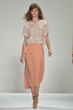 New york - 10 Eylül: model yürür pist jill stuart ilkbahar yaz 2012 koleksiyonu sunu sırasında mercedes-benz moda haftası 10 Eylül 2011 tarihinde new York'ta