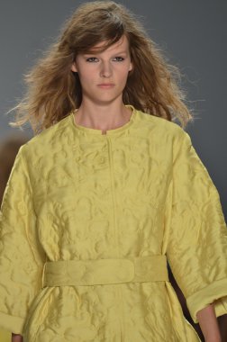 New york - 10 Eylül: model yürür pist jill stuart ilkbahar yaz 2012 koleksiyonu sunu sırasında mercedes-benz moda haftası 10 Eylül 2011 tarihinde new York'ta
