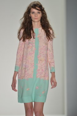 New york - 10 Eylül: model yürür pist jill stuart ilkbahar yaz 2012 koleksiyonu sunu sırasında mercedes-benz moda haftası 10 Eylül 2011 tarihinde new York'ta