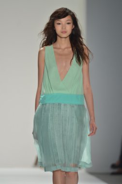 New york - 10 Eylül: model yürür pist jill stuart ilkbahar yaz 2012 koleksiyonu sunu sırasında mercedes-benz moda haftası 10 Eylül 2011 tarihinde new York'ta