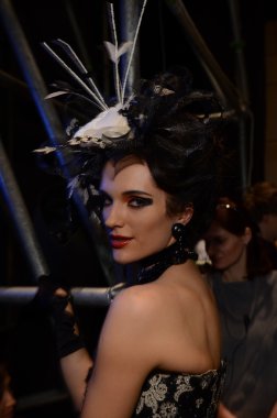 Moskova - 21 Mart: slava zaitsev için sahne arkasında bir model sonbahar kış 2012 mercedes-benz moda haftası sırasında wtc sunuda 21 Mart 2012, Moskova, Rusya.