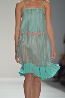 New york - 10 Eylül: model yürür pist jill stuart ilkbahar yaz 2012 koleksiyonu sunu sırasında mercedes-benz moda haftası 10 Eylül 2011 tarihinde new York'ta
