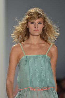 New york - 10 Eylül: model yürür pist jill stuart ilkbahar yaz 2012 koleksiyonu sunu sırasında mercedes-benz moda haftası 10 Eylül 2011 tarihinde new York'ta