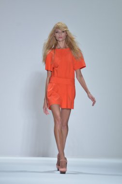 New york - 10 Eylül: model yürür pist jill stuart ilkbahar yaz 2012 koleksiyonu sunu sırasında mercedes-benz moda haftası 10 Eylül 2011 tarihinde new York'ta