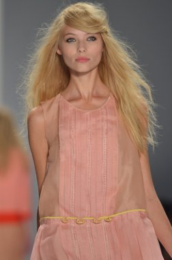 New york - 10 Eylül: model yürür pist jill stuart ilkbahar yaz 2012 koleksiyonu sunu sırasında mercedes-benz moda haftası 10 Eylül 2011 tarihinde new York'ta