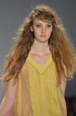 New york - 10 Eylül: model yürür pist jill stuart ilkbahar yaz 2012 koleksiyonu sunu sırasında mercedes-benz moda haftası 10 Eylül 2011 tarihinde new York'ta