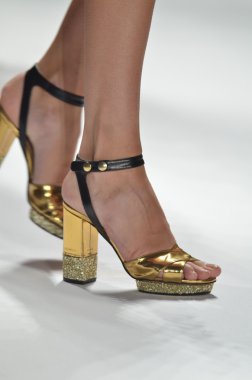 New york - 10 Eylül: model yürür pist jill stuart ilkbahar yaz 2012 koleksiyonu sunu sırasında mercedes-benz moda haftası 10 Eylül 2011 tarihinde new York'ta