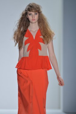 New york - 10 Eylül: model yürür pist jill stuart ilkbahar yaz 2012 koleksiyonu sunu sırasında mercedes-benz moda haftası 10 Eylül 2011 tarihinde new York'ta